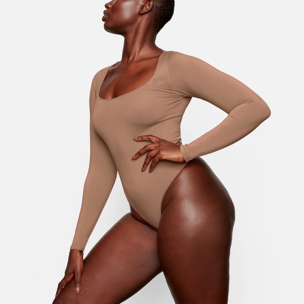 NEW SKIMS ESSENTIAL LONG SLEEVE SCOOP NECK BODYSUIT SMALL SIENNA $78